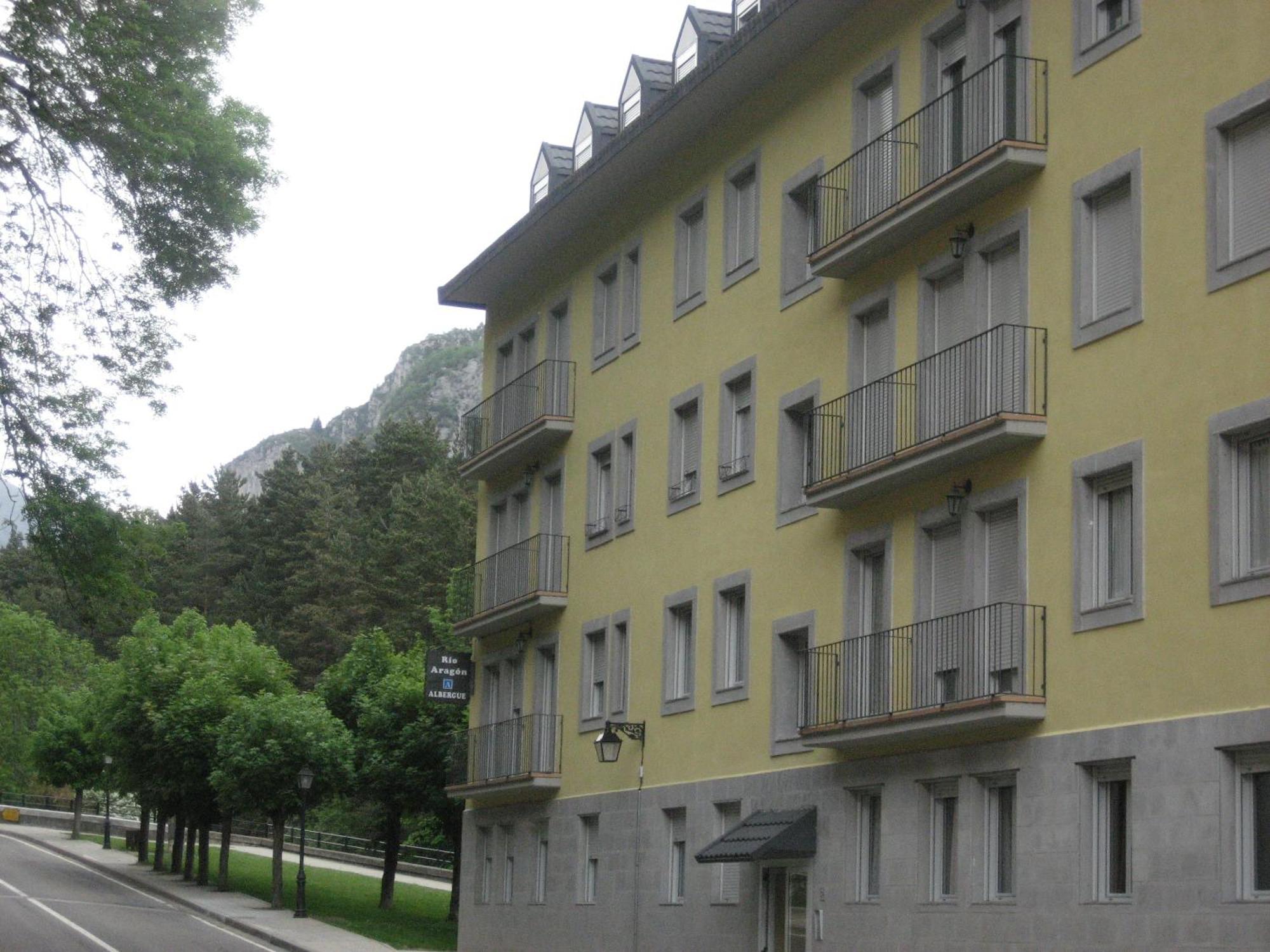 Albergue Turistico Rio Aragon Canfranc Exterior foto