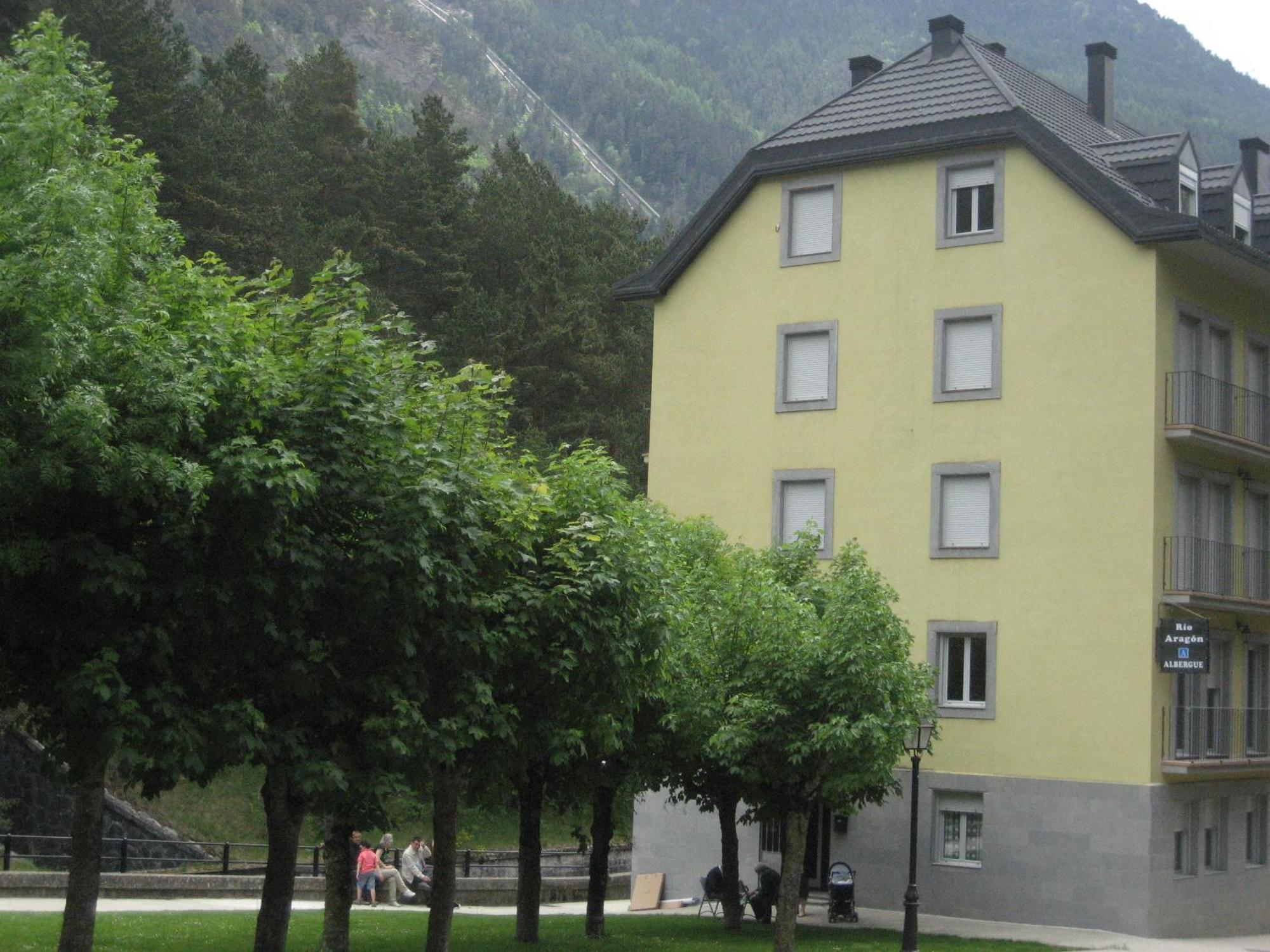 Albergue Turistico Rio Aragon Canfranc Exterior foto
